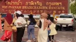 Viral! Turis Indonesia Joget di Kuil Suci Wat Paknam Thailand, Dikecam Warganet