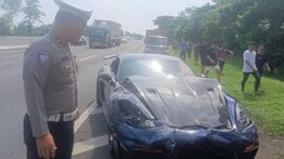 Porsche Sundul Rush Isi 7 Penumpang di Tol Sidoarjo