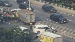 Kecelakaan Libatkan Minibus dan Truk di Tol Wiyoto Wiyono, Kendaraan Alami Kerusakan Parah
