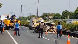 Truk Terguling di Ruas Tol Bandara Soetta Arah Kapuk