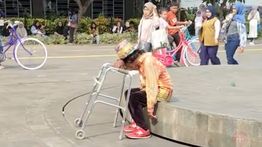 Viral Video Pak Tarno Lusuh dan Nangis Sendirian di Kota Tua