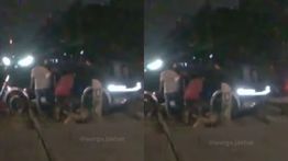 Menegangkan! Mobil Tersangkut di Rel KAI Pesing, Nyaris Tertabrak Kereta