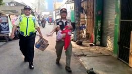 Dramatis! Detik-detik Satpol PP Amankan Anak yang Disiksa Orang Tua di Kebayoran Lama