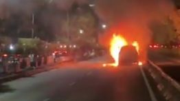 Mobil Terbakar di Jalan S Parman Jakbar, Lalin Macet Parah