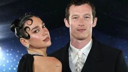 Resmi! Dua Lipa Umumkan Pertunangannya dengan Callum Turner