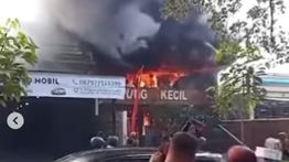 Kebakaran Kampung Kecil BSD Nyaris Menyambar Bangunan Lain