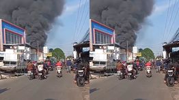 Kebakaran Hebat Hantam Bangunan di Pasar Parung 