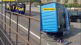 Truk Derek Pengangkut Ferrari Terguling di Tol Cengkareng, Lalu Lintas Menuju Bandara Macet