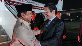 Tiba di Singapura, Prabowo Disambut Hangat oleh PM Lawrence Wong di Bandara
