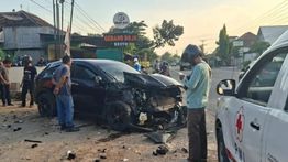 Sedan Milik Sekretaris Camat Hancur Dihantam Truk Tronton