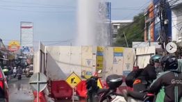 Pipa Air di Pondokgede Bocor, Deras Menyembur di Tengah Jalan