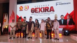 Ketua MPR RI Ahmad Muzani Terima Ulos dari Presiden NT Corp Nurdin Tampubolon
