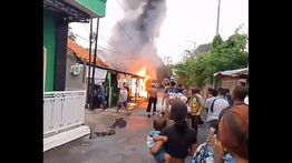 VIDEO: Rumah di Karawang Kebakaran Hebat, Warga Berhamburan
