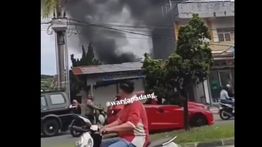 Rumah di Padang Kebakaran, jadi Tontonan Warga