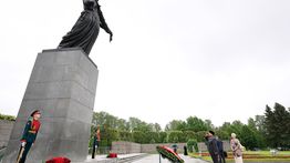 Prabowo Letakkan Karangan Bunga di Piskarovskoye Memorial, Hormati Jutaan Korban Perang Dunia II