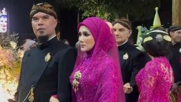 Full Senyum! Mulan Jameela Akhirnya Dampingi Ahmad Dhani di Pelaminan Ngunduh Mantu