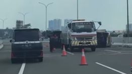 Kecelakaan di Tol Jatikarya Arah Jakarta, Mobil Terbalik di Tengah Jalan