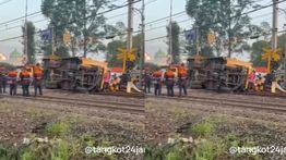 VIDEO: Truk Box Dihantam Kereta Pagi Ini di Tangerang