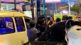 Ribut di Perempatan Seskoal! Pemotor dan Sopir Angkot Cekcok Bikin Lalin Macet