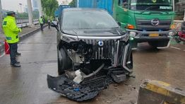 Kecelakaan Tunggal di Depan Halte Tanjung Duren, Mobil Tabrak Pembatas Jalan