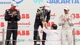 Pramono Serahkan Trofi kepada Juara Formule E