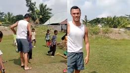 Momen Emil Audero Main Bola Bareng Bocah-bocah di Lombok