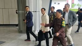 Bawa Tas Hitam, Nadiem Makarim Bungkam saat tiba di Kejagung