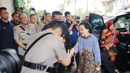 Momen Kapolri Ketemu Megawati di Rumah Meri Hoegeng, Langsung Salim