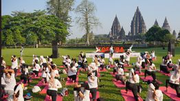 Mengintip International Yoga Day di Candi Prambanan, Dukung Gaya Hidup Sehat Masyarakat Urban
