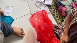 Seorang Ibu di Pondok Cina Ketahuan Curi Uang Takziah dengan Modus Pura-pura Melayat