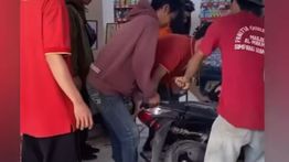 Pemotor Seruduk Minimarket Gegara Kipas Angin Portable Nyangkut di Stang