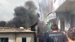 Rumah Warga di Palmerah Terbakar Hebat, Kepulan Asap Hitam Membumbung Tinggi