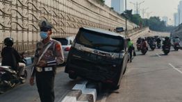 Mobil Mewah Warna Hitam Nangkring di Pembatas Jalan Underpass Mampang, Lalin Tersendat