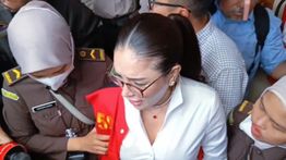 Nikita Mirzani Ngamuk ke Petugas Kejaksaan: Santai Aja Gue Bukan Pembunuh!