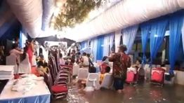 Warga Muara Angke Gelar Resepsi Pernikahan di Tengah Genangan Banjir Hampir 1 Meter