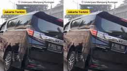 VIDEO; Alphard Nyangkut di Pembatas Jalan Mampang Jadi Tontonan Warga