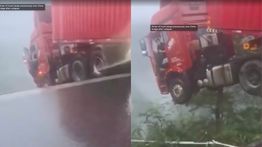 Sopir Truk Nyaris Jatuh dari Jembatan yang Ambruk Akibat Longsor di China