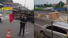 Truk Muatan Kardus Terguling di Tol JORR Arah TMII, Lalu Lintas Sempat Macet Parah