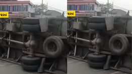 VIDEO: Truk Bermuatan Terguling di Tol JORR Arah TMII, Lalu Lintas Tersendat