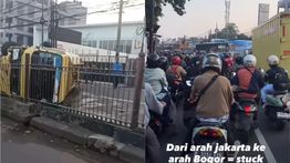 Truk Tangki Terguling di Jalan Raya Bogor, Arah Pasar Rebo Macet Total