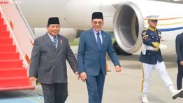 PM Malaysia Tiba di Indonssia Disambut Langsung Prabowo di Lanud Halim