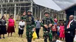 TNI dan Warga Gotong-Royong Bangun Gereja di Papua
