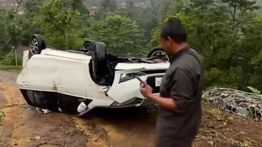 Ngeri! Mobil Terjun Sampai Terbalik di Jalur Gentong Arah Tasikmalaya, Ringsek Parah