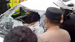 Diteriaki Maling Usai Tabrak Pemotor, Mobil Putih Diamuk Massa di Medan