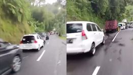 Longsor Tutup Jalur Garut-Tasikmalaya, Akses Lumpuh Total di Tiga Titik