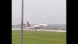 Pesawat Batik Air Nyaris Kecelakaan, Mendarat Miring Gegara Diterpa Angin