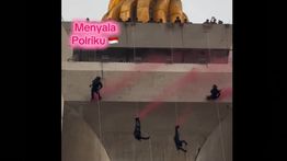Keren! Brimob Polri Terjun Pakai Tali dari Puncak Monas, Kepala di Bawah