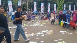 Ribuan Warga Padati Monas saat HUT Bhayangkara, Sisakan Sampah Berserakan