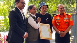 Menhut  Raja Juli Beri Penghargaan ke Tim SAR Juliana Marins, Termasuk Agam Rinjani