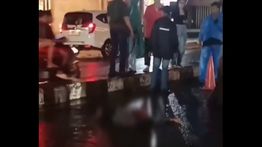 Kabur Usai Tabrakan, Pengendara Mobil Seret Pemotor di Kolong Kendaraannya